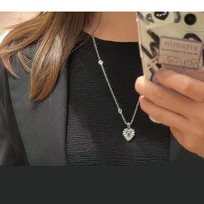G*u*i necklaces